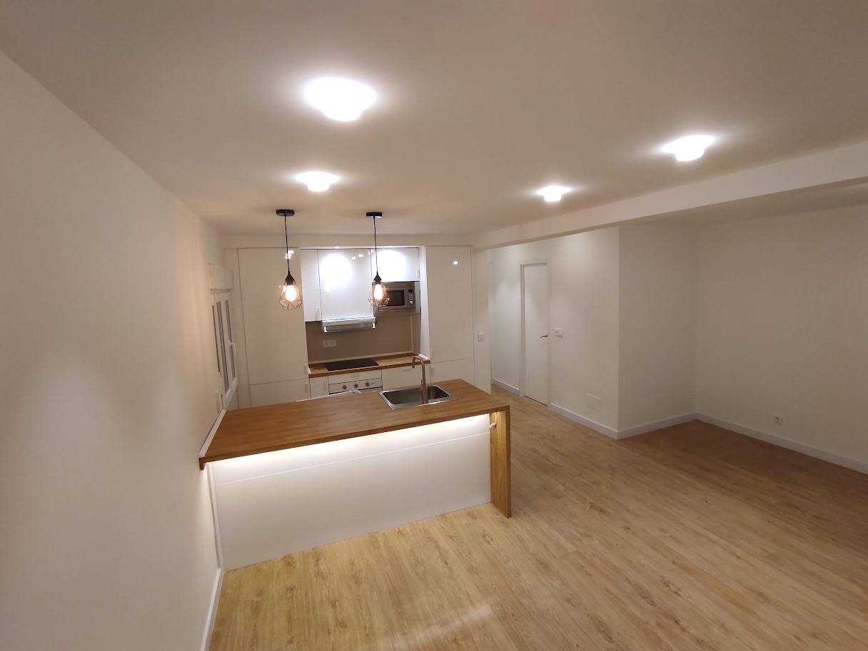 Salón y cocina reformados